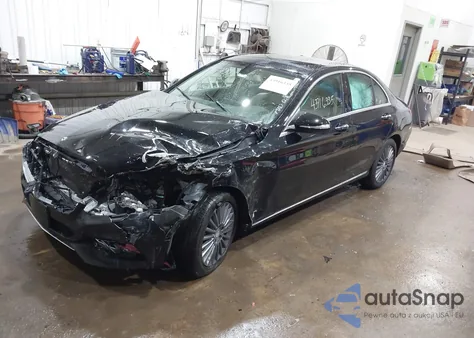 2015 Mercedes-Benz C 300 Luxury 4Matic из США, поврежденный, VIN 55SWF4KB1FU033628